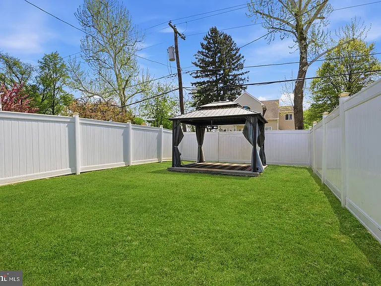 1137 2nd Ave — Photo 8
