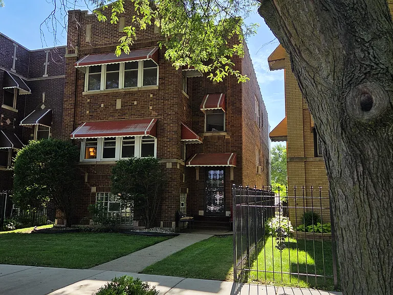 10046 S Bensley Ave — Photo 2