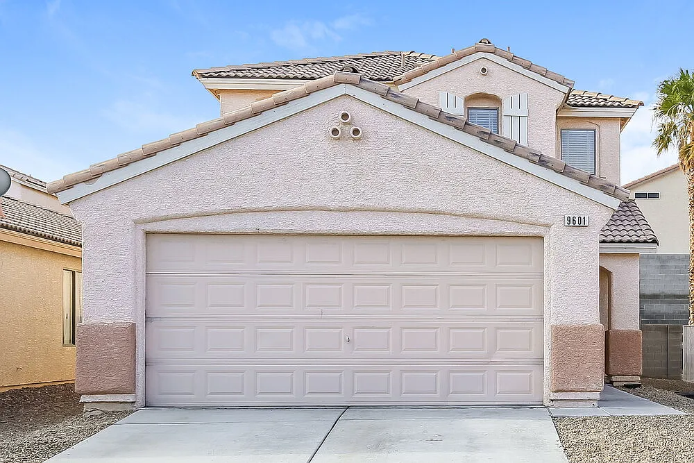 3 bed, 2.5 bath, 1462 sqft, $2,160 — Photo 1