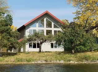 239 Peninsula Rd, Medicine Lake, MN 55441