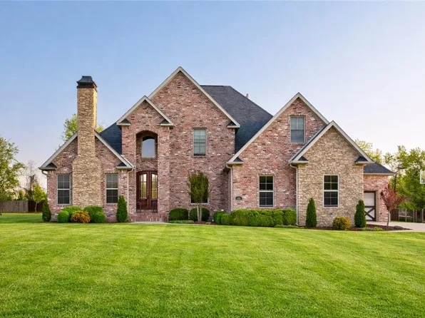 1353 Scout Trl, Siloam Springs, AR 72761