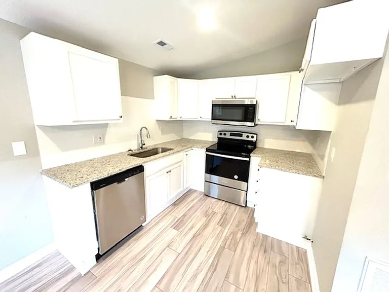 2909 Meridian St NE — Photo 2
