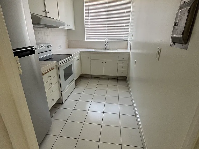 533 S Hudson Ave — Photo 21