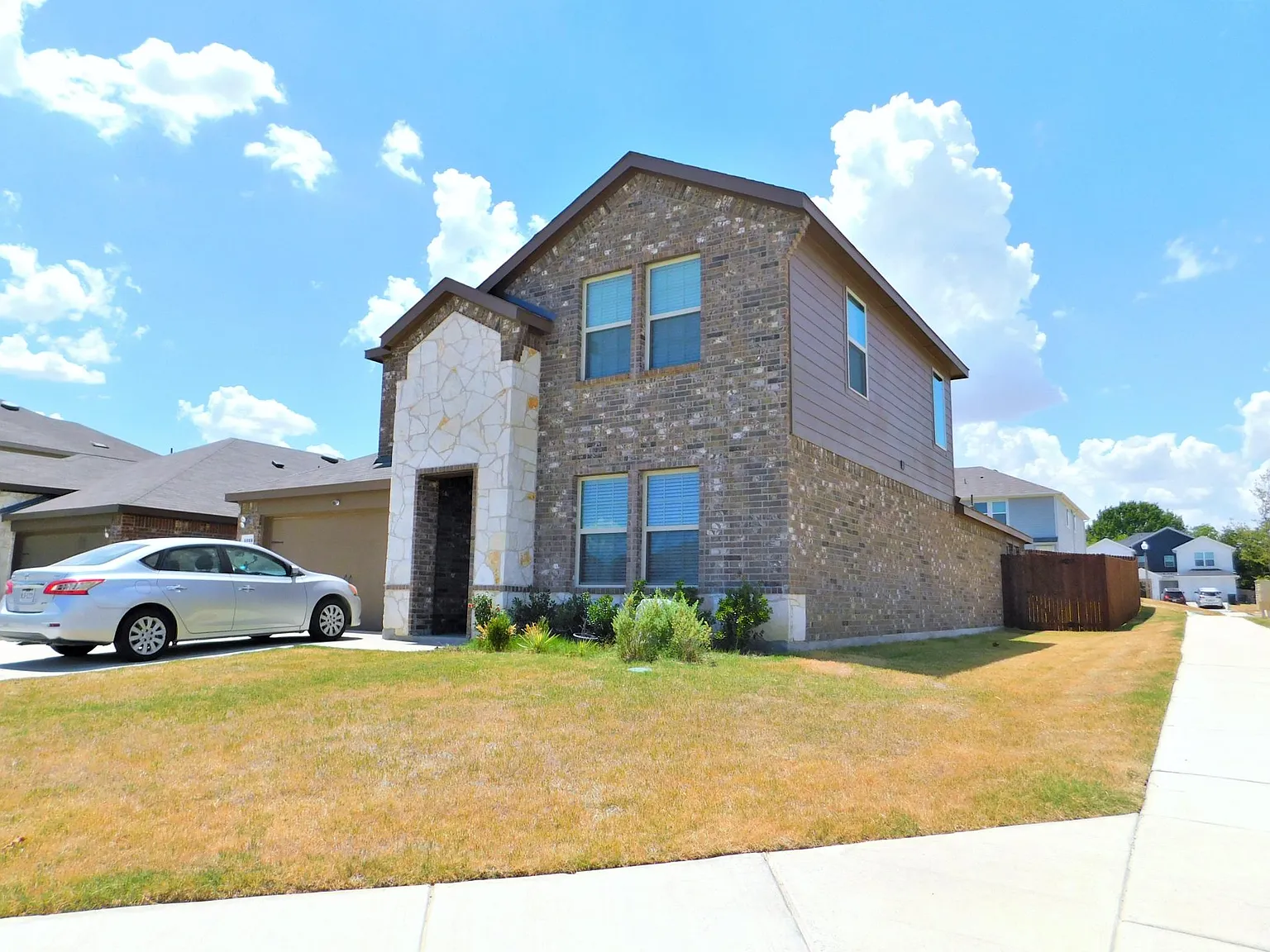 4 bed, 2374 sqft, $2,395 — Photo 2
