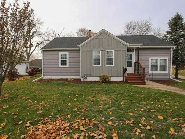 534 8th St, Nevada, IA 50201