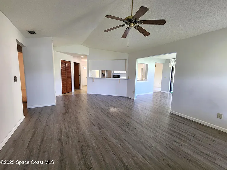 1244 Lakeview Dr — Photo 3