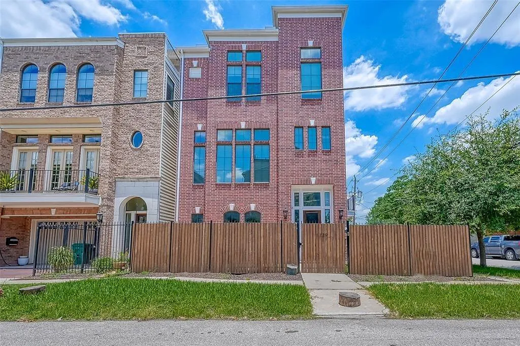 3 bed, 3.5 bath, 2376 sqft, $3,900 — Photo 2