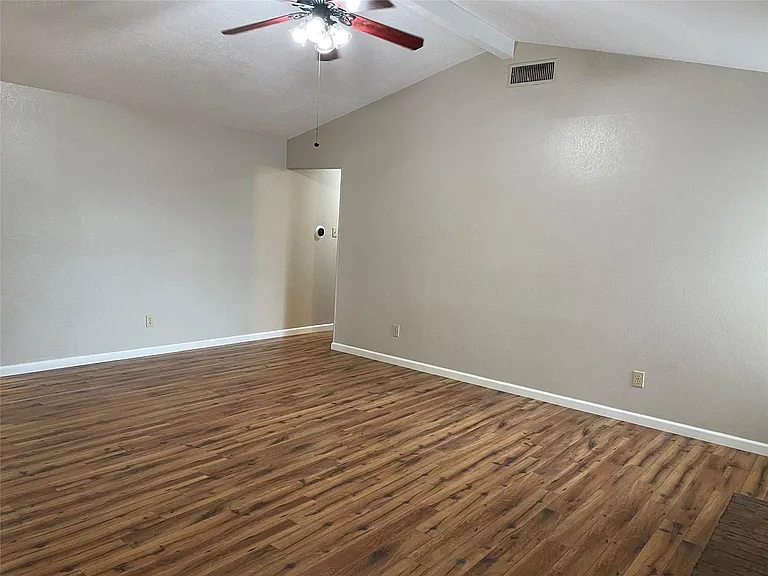 1402 Sheppard Ln — Photo 14