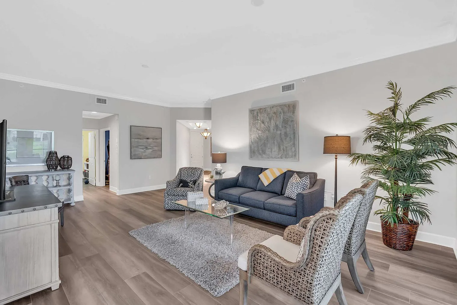2 bed, 1.0 bath, $5,516 — Photo 3