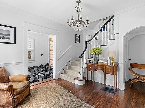 3rd image of 132 Peachtree Way NE