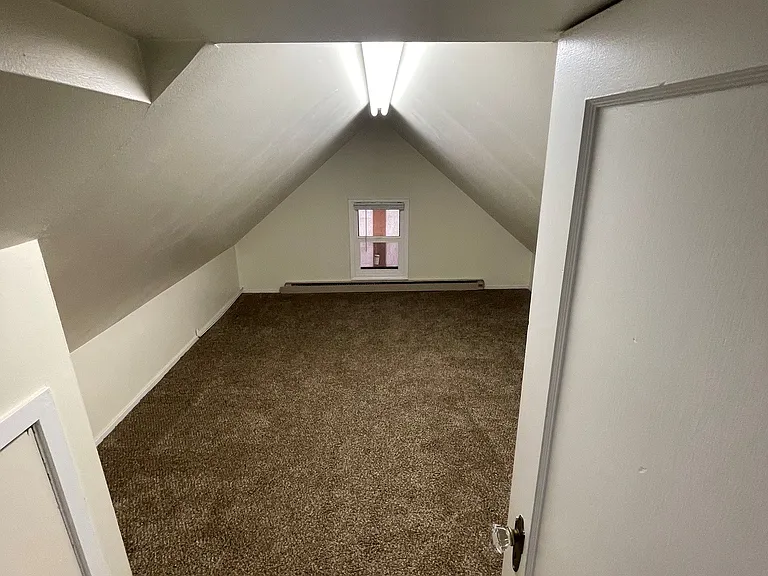 Upper level bonus room