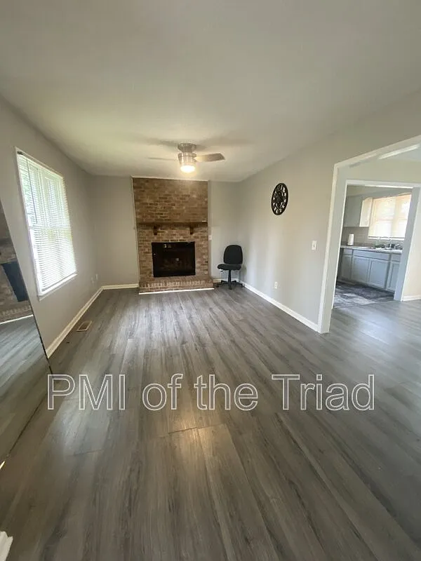 3 bed, 2.0 bath, 1151 sqft, $1,570 — Photo 3