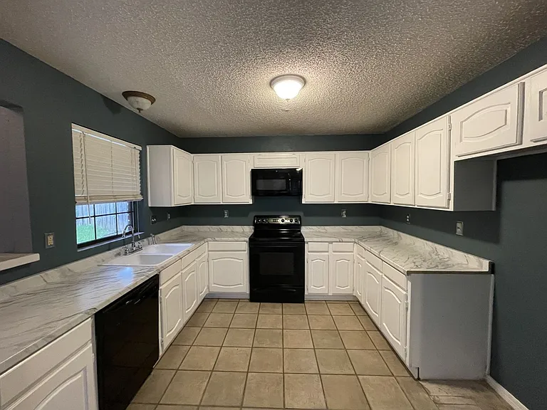 3028 Matterhorn Dr — Photo 2