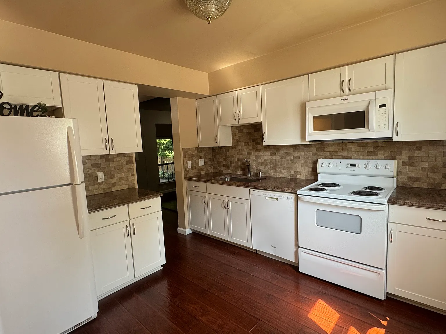 3 bed, 1.5 bath, 1410 sqft, $2,000 — Photo 3