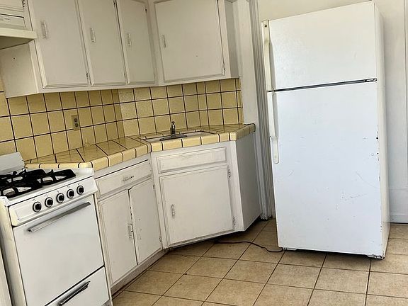 3rd image of 729 Knotts St #1/2