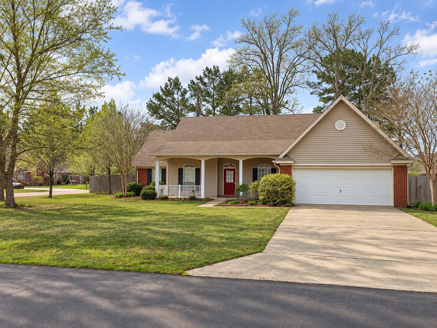 3 bed, 2.0 bath, 1950 sqft, $1,950 — Photo 1