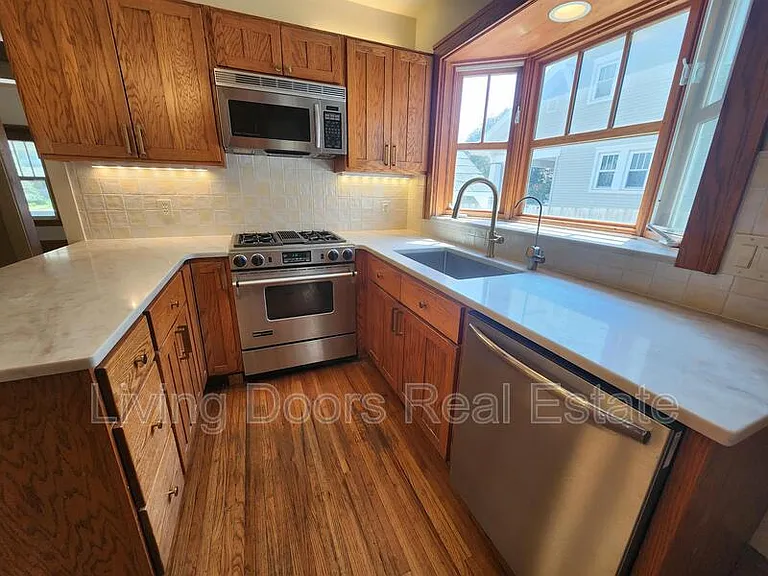 2300 Sewell St — Photo 5