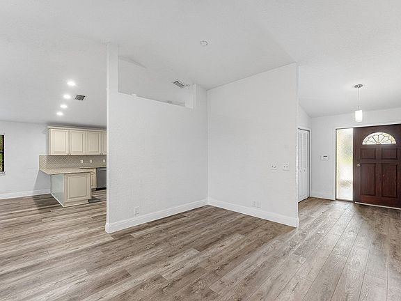 5th image of 13853 Sheffield St