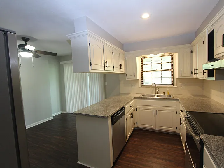 220 NW Highland Ln — Photo 6