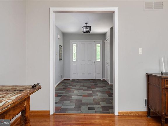 5th image of 1331 Argyll Dr
