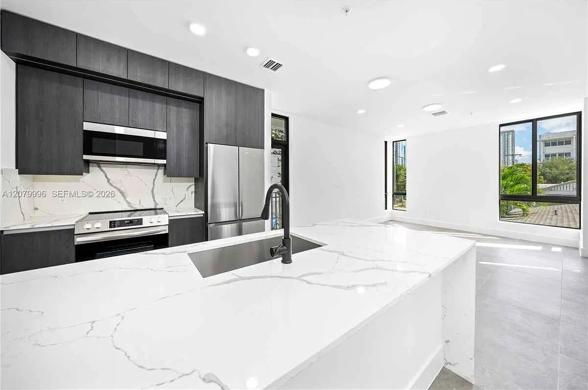 526 Sw 2nd St # 1 Miami, Fl 33130 — Photo 4