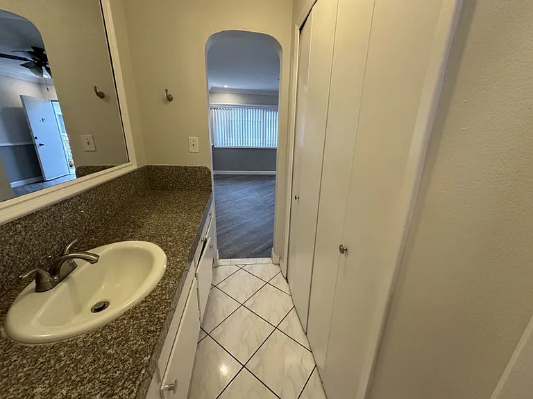 Edgemont Apts — Photo 28