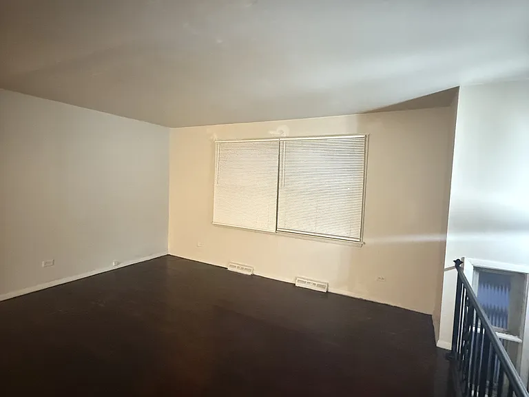 3327 Laurel Ln — Photo 2