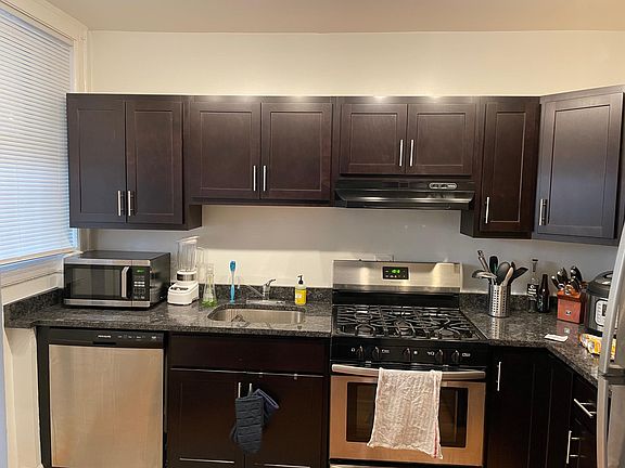 5th image of 1910 W Berteau Ave #2