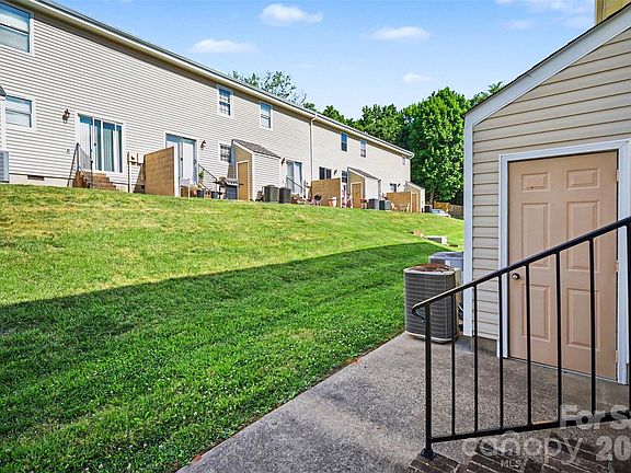 2nd image of 973 Surry Ln