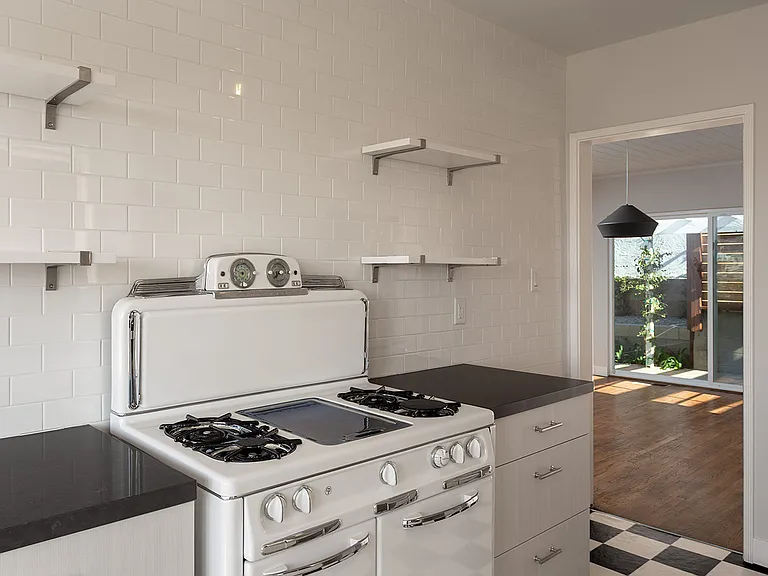 908 Hyperion Ave — Photo 14