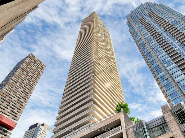 2221 Yonge St #1011, Toronto, ON M4S 0B8