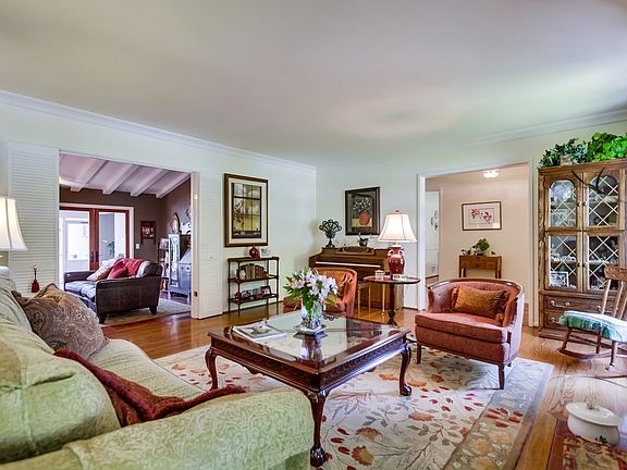4th image of 1033 Panorama Dr