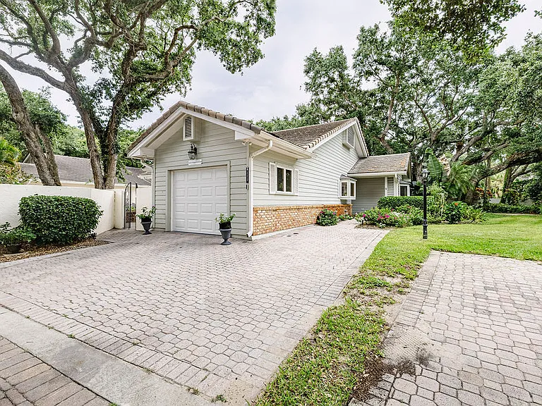 300 S Peppertree Dr — Photo 46