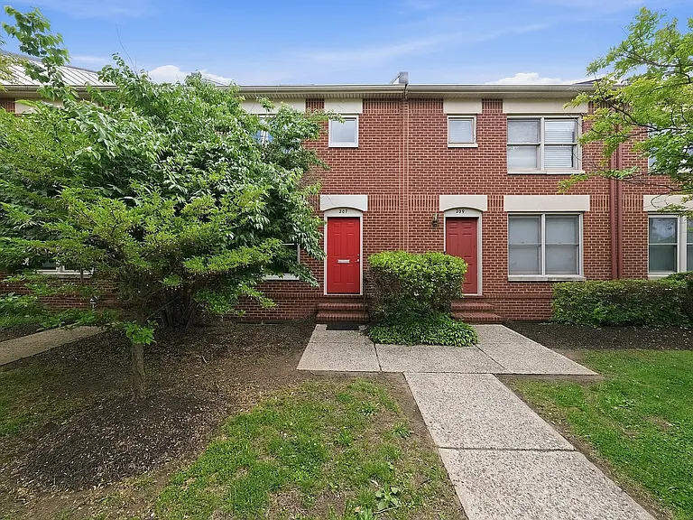 207 Roundhouse Ct — Photo 2