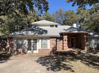 421 Meadowcrest Dr, Azle, TX 76020
