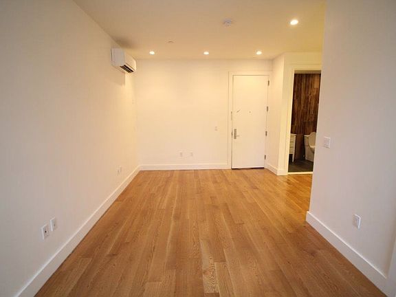 4th image of 140 Manhattan Ave #4ARTE