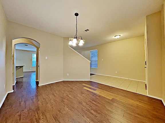 5th image of 325 Magnolia Dr
