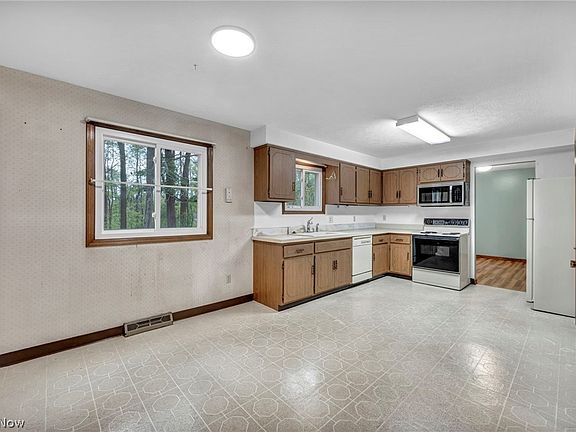 5th image of 1668 Eisenhower Dr