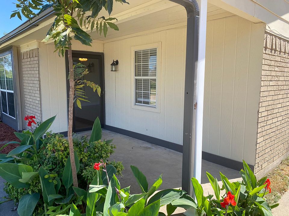 1st image of 2423 Lakeview Cir