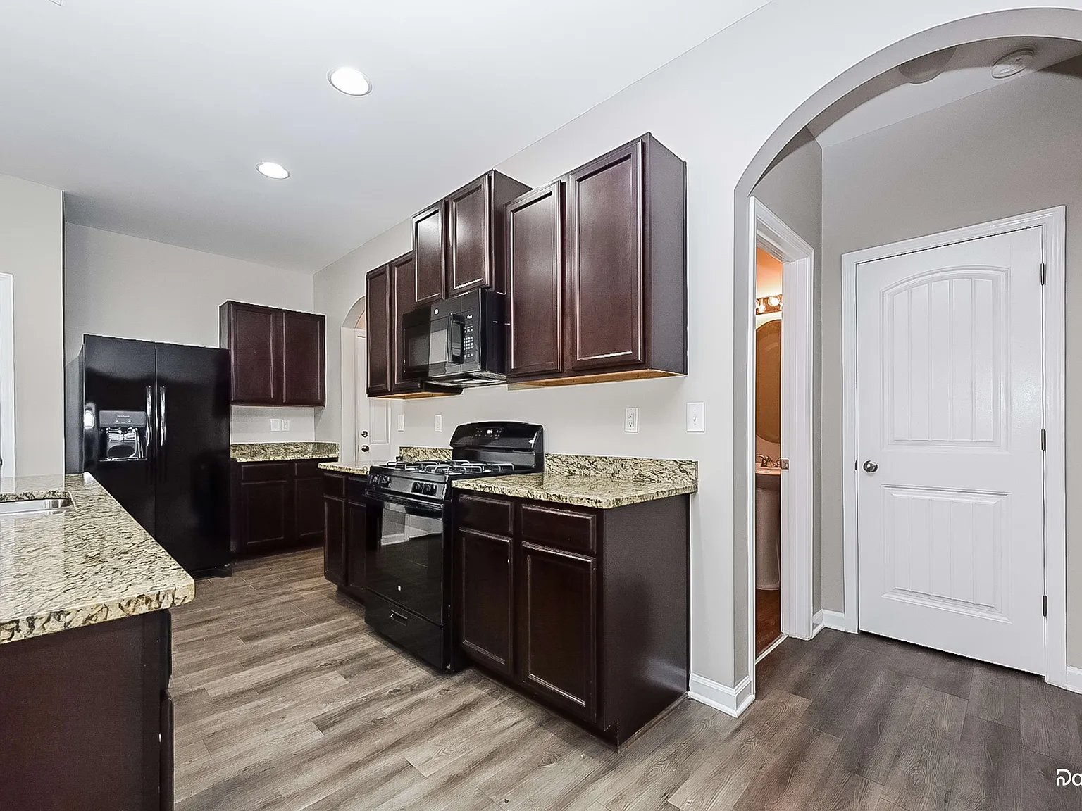 4 bed, 2.5 bath, 2466 sqft, $2,600 — Photo 3