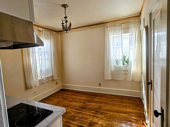 4th image of 50 N Oak St