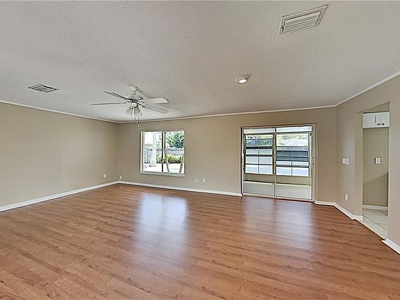 3rd image of 117 Sweetbriar Br