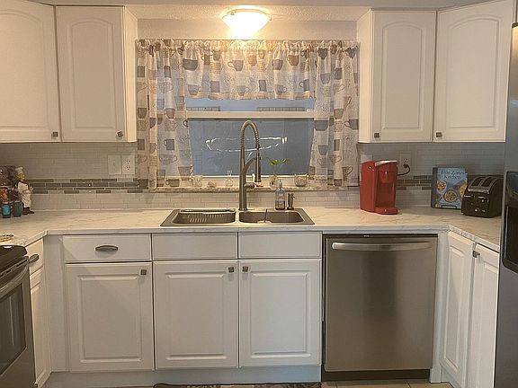 2nd image of 2061 W Howard Pl