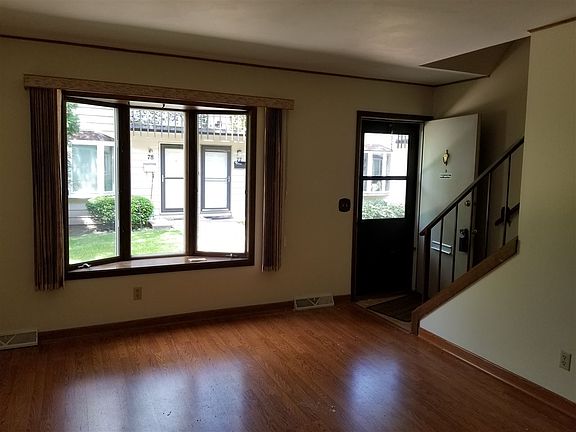 4th image of 83 N Lakewood Gdns