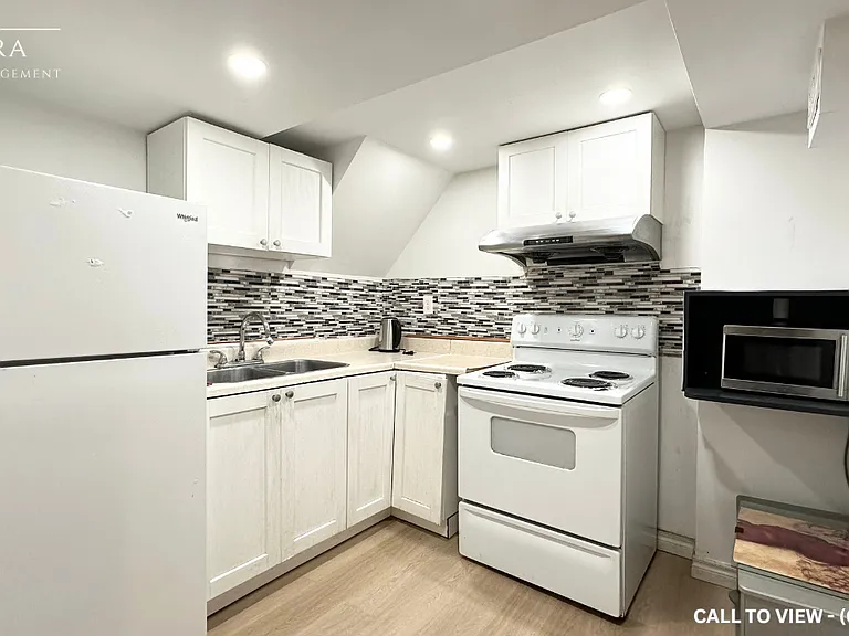 37 Pixley Cres #2 — Photo 2