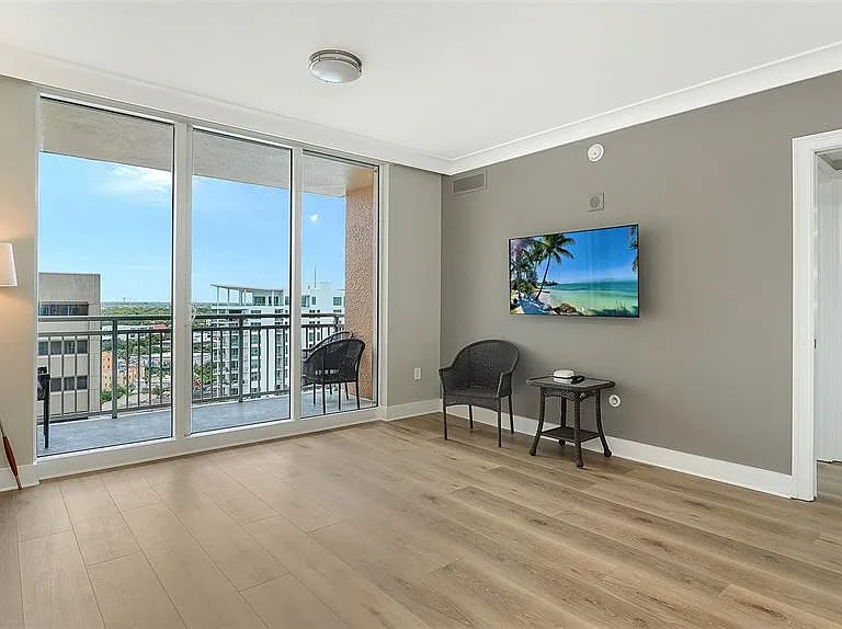 1350 Main St #1407 — Photo 3