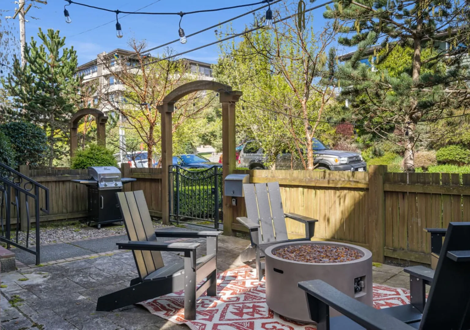 3BR 2BA Tudor Townhouse on Queen Anne Seattle View — Photo 2