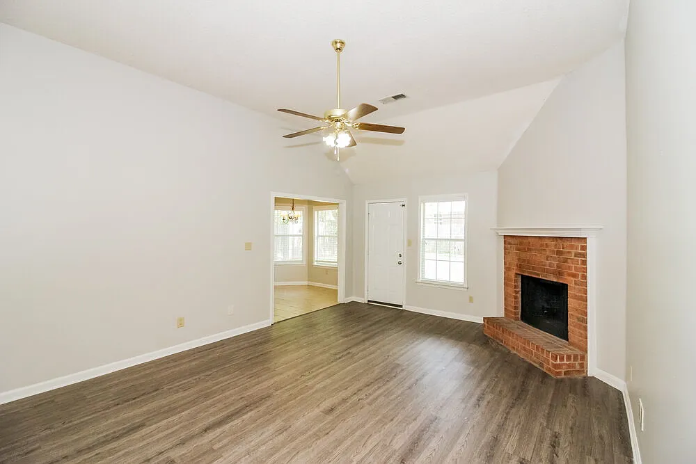 3 bed, 2.0 bath, 1348 sqft, $2,380 — Photo 3
