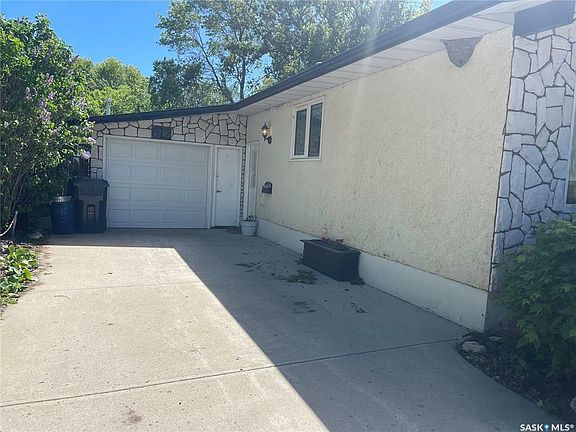 3rd image of 612 3rd Ave NW