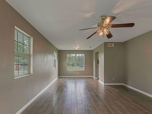 4th image of 704 Mimosa St